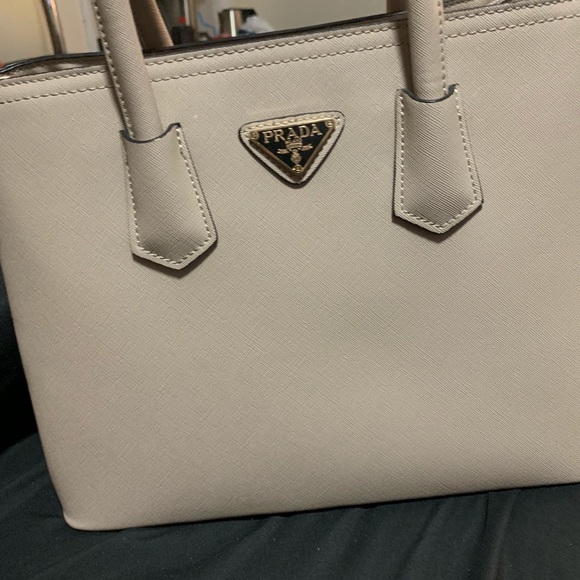 Prada - Picture 1 of 5